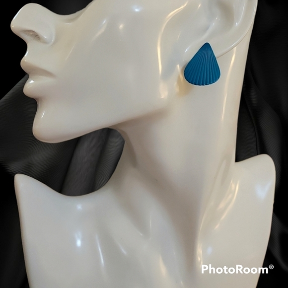 VTG Metal Turquoise Sea Shell Post Earrings - Picture 1 of 4